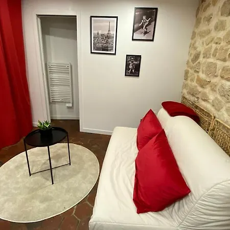 Studio Apartment *